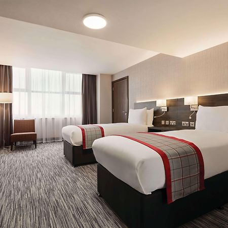 Отель Ramada By Wyndham Leeds East Экстерьер фото