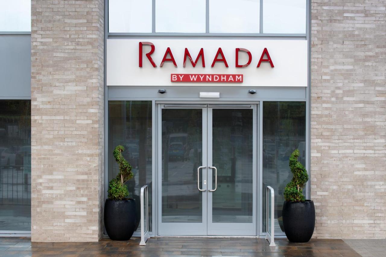 Отель Ramada By Wyndham Leeds East Экстерьер фото