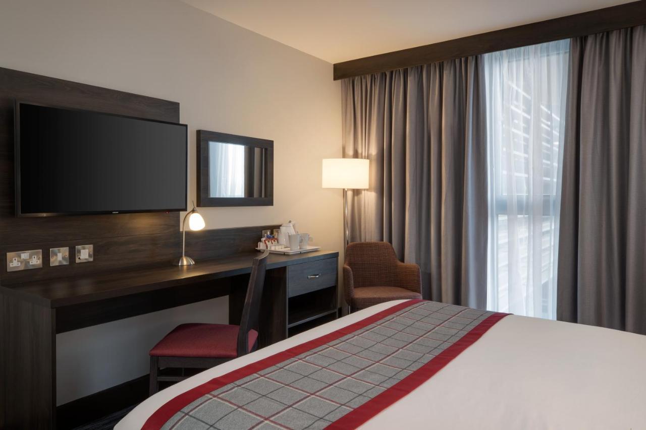 Отель Ramada By Wyndham Leeds East Экстерьер фото