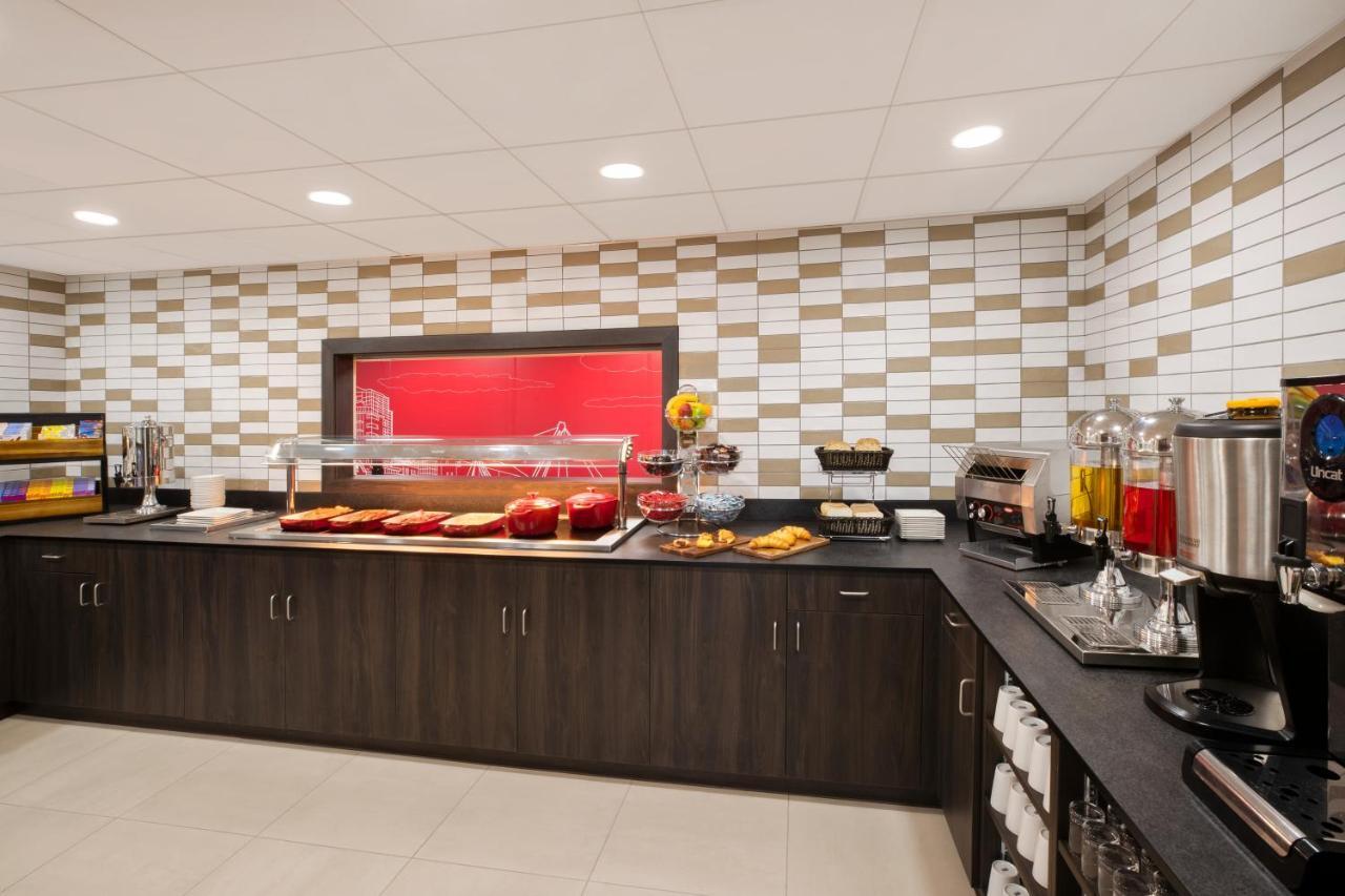 Отель Ramada By Wyndham Leeds East Экстерьер фото