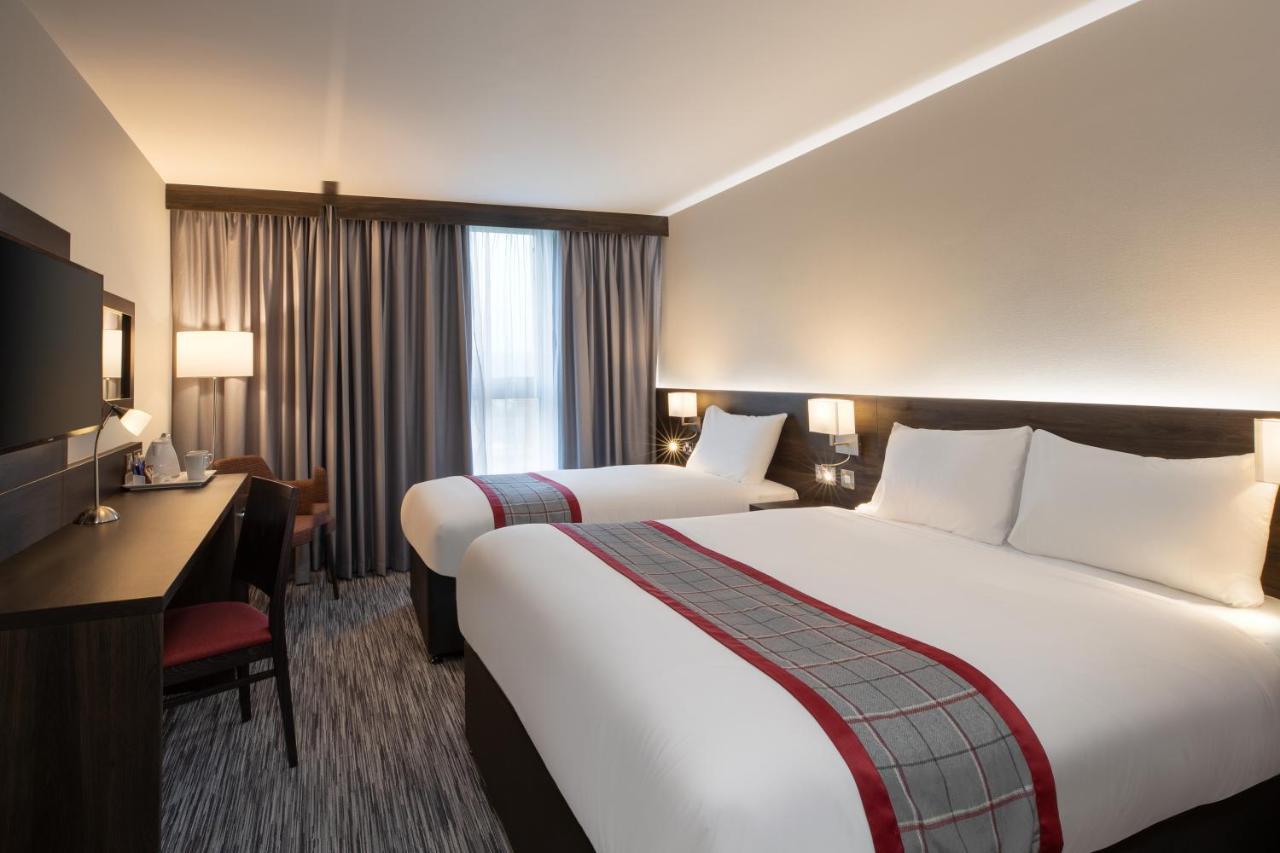 Отель Ramada By Wyndham Leeds East Экстерьер фото