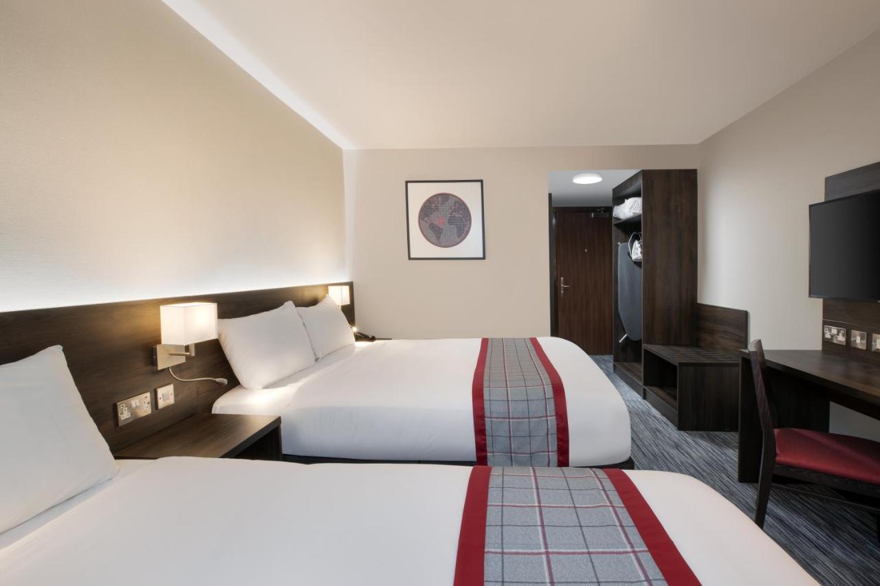Отель Ramada By Wyndham Leeds East Экстерьер фото