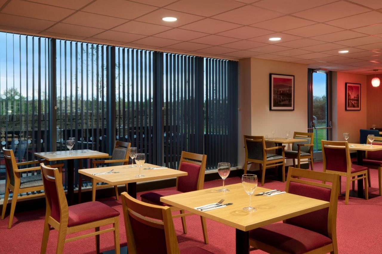 Отель Ramada By Wyndham Leeds East Экстерьер фото