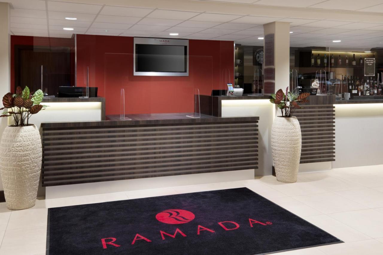 Отель Ramada By Wyndham Leeds East Экстерьер фото