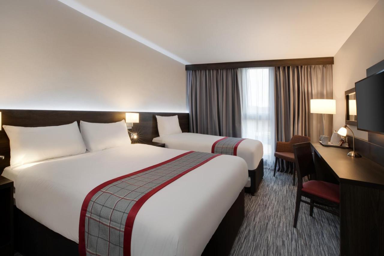Отель Ramada By Wyndham Leeds East Экстерьер фото