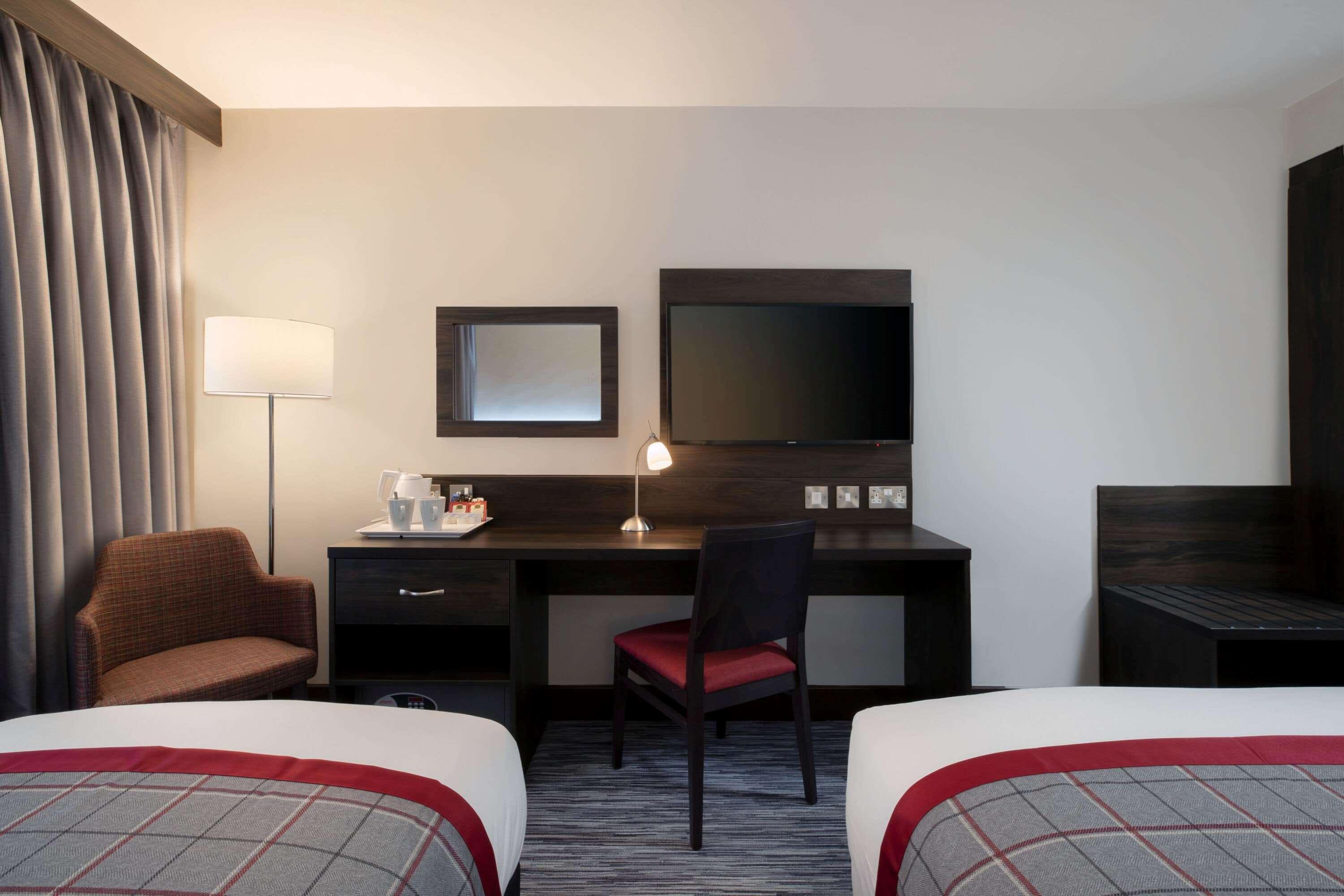 Отель Ramada By Wyndham Leeds East Экстерьер фото