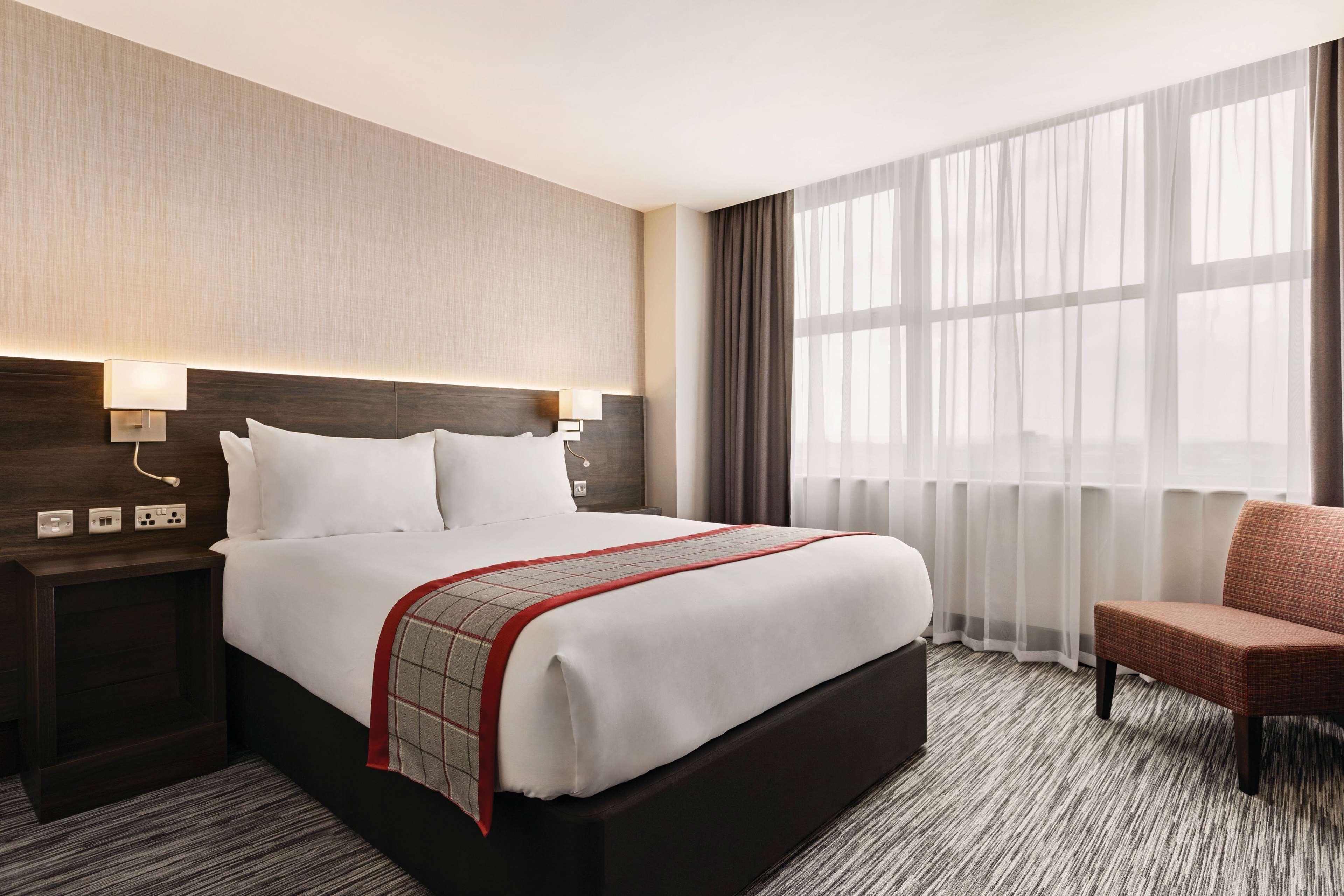 Отель Ramada By Wyndham Leeds East Экстерьер фото