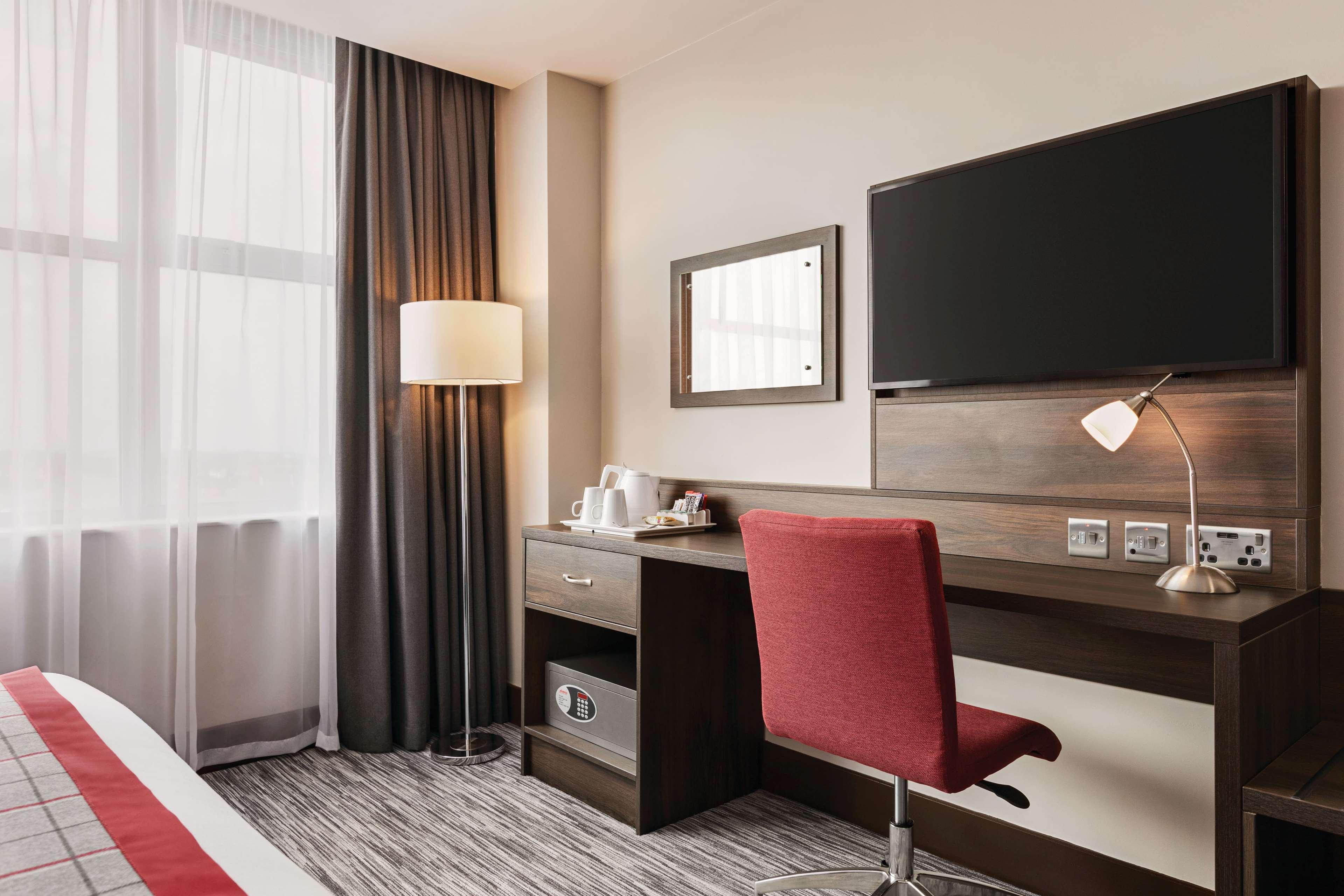 Отель Ramada By Wyndham Leeds East Экстерьер фото